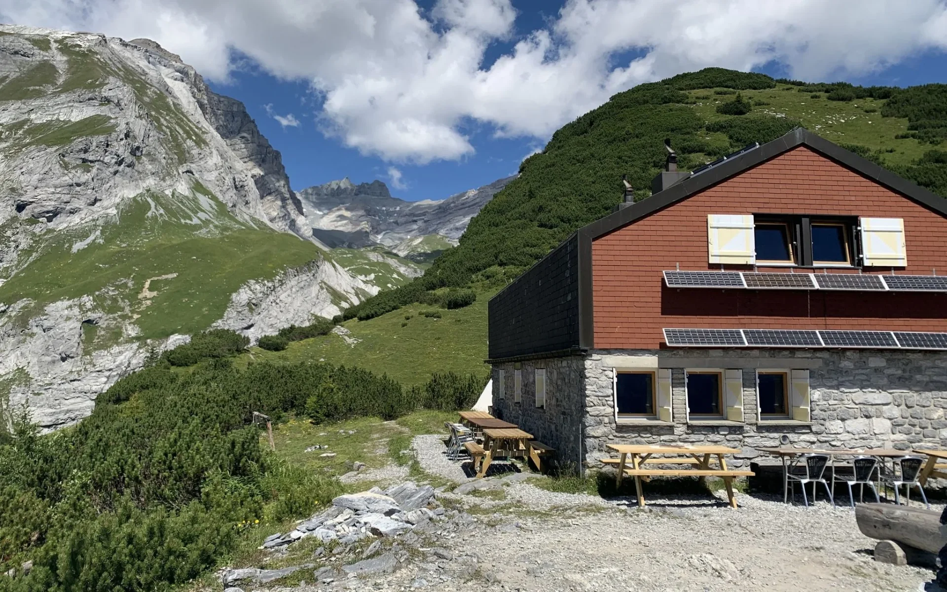 Ringelspitzhütte SAC mit Sonnenterrasse und Bergpanorama in Graubünden
